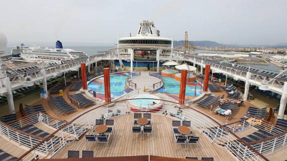 El 'Freedom of the Seas' se estrena en Málaga en una jornada con más de 10.500 cruceristas