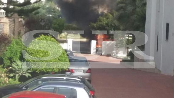 Investigan el hallazgo de un cadáver tras sofocar un incendio en una autocaravana en Torremolinos