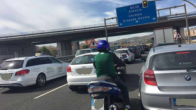 Varios kilómetros de retención en la MA-20 por un accidente en el falso túnel de Carlos Haya