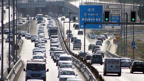 Cuatro heridos en la colisión entre un turismo y un camión en Fuengirola