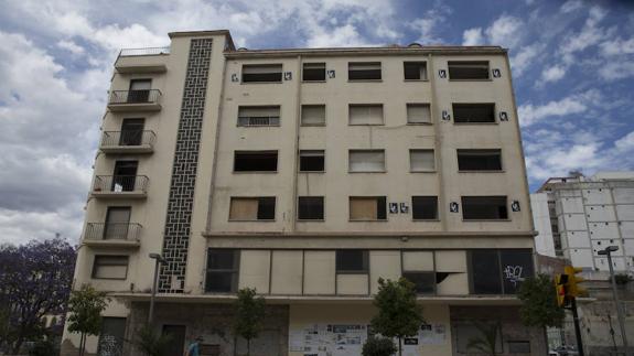 Aparecen carteles con un logo en la fachada del cine Astoria