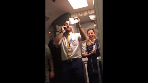 El azafato de Ryanair que vende lotería al ritmo de su peculiar versión de 'Despacito'