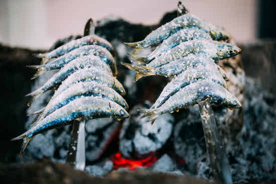 El Parlamento apoya la declaración del espeto de sardinas como Patrimonio de la Humanidad