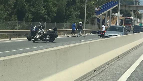 Fallece una persona en un accidente entre una moto y un vehículo en Calahonda