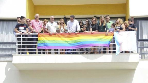 Jimena y Shaza despliegan la bandera arcoiris en Torremolinos