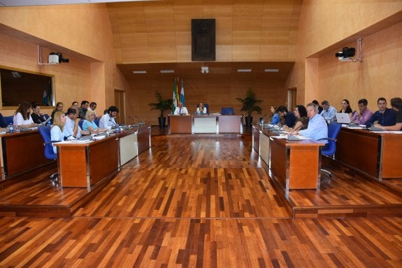 Fuengirola impugna la concesión de los 29 chiringuitos de su litoral
