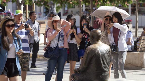 El terral empuja los termómetros y Málaga registra una máxima de 33,9 grados