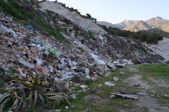 Investigan a casi 40 personas, entre cargos públicos y empresarios, por un vertedero ilegal de Nerja