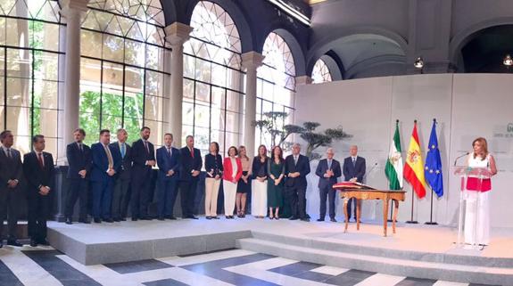 Los nuevos consejeros del Gobierno andaluz toman posesión prometiendo sus cargos