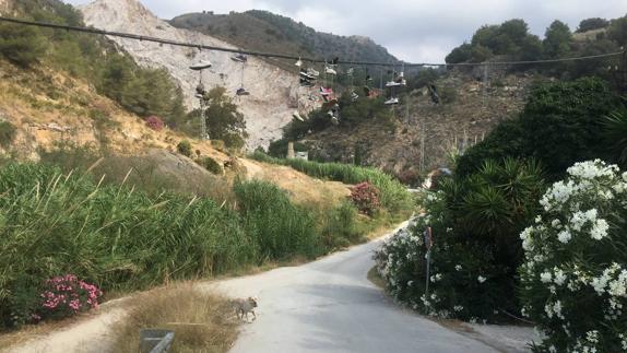 El río Chíllar, en Nerja, afronta otro verano más sin medidas para frenar la masificación