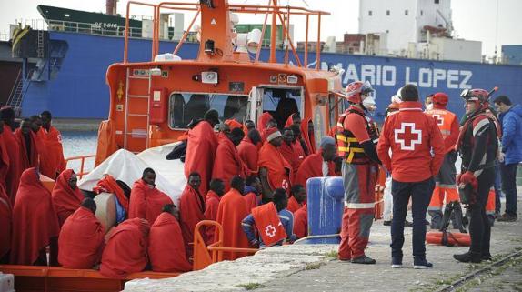 Localizan la patera con 53 personas a bordo a unas 28 millas de Málaga