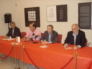Versos y caricaturas en la sala de la Casa Larios de Torre del Mar