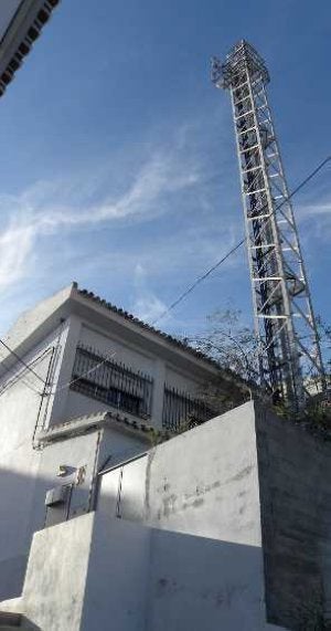 Vecinos de Frigiliana reclaman la retirada de una antena de telefonía junto a una guardería