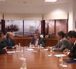 Pizarro apuesta por el diálogo para salvar la situación de crisis que atraviesa el puerto