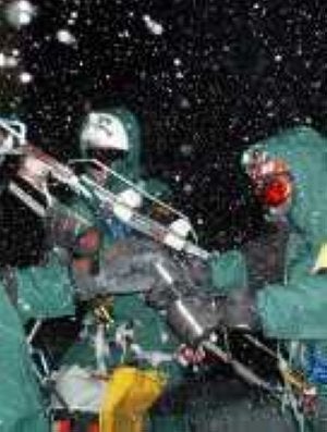 El rescate de un escalador fallecido provoca la congelación de los dedos a un agente