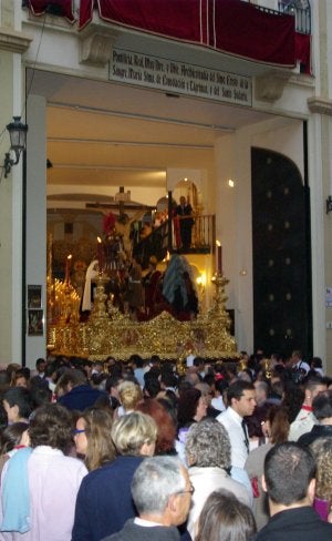 Una rebelión obliga a El Rico a regresar