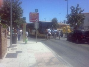 Vecinos de La Cala del Moral protestan por el retraso de los autobuses a Málaga