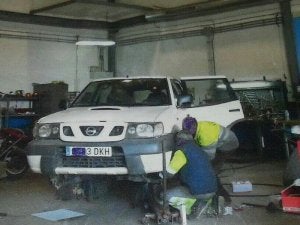 Denuncian el uso del taller municipal para reparar el coche de un edil