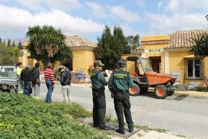Desalojan a dos familias que vivian de okupas desde 2012