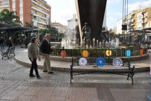 Una iniciativa social llena las calles de Fuengirola de decoración en lana y croché