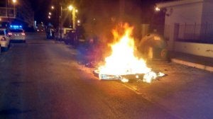 Investigan la quema de más de veinte contenedores en Vélez